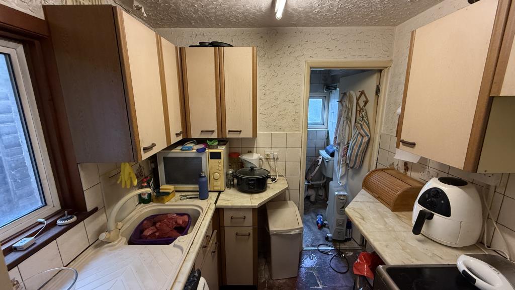 Lot: 56 - TERRACED HOUSE FOR REFURBISHMENT - Internal image of kitchen from rear reception room